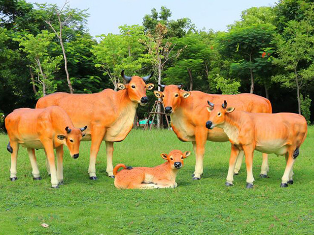 户外公园仿真玻璃钢黄牛雕塑